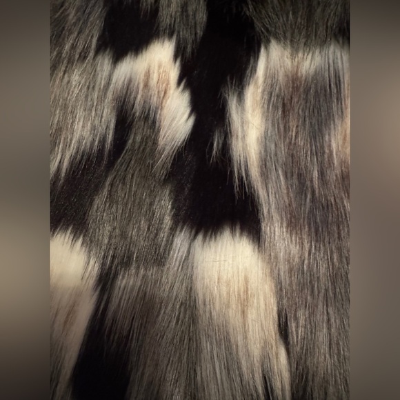 WHITE HOUSE BLACK MARKET black white brown patchwork faux fur vest
Size XXS - Picture 7 of 8